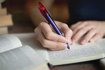 أقدار القلم المتعددة — بين الصمت والفكرة وآلة الذكاء الاصطناعي